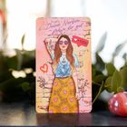 "Deine Narben steh’n dir gut", Illustration einer stilisierten Frau vor einer Wand, mit Herzen und einer "+1000" Like-Grafik.