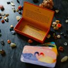 Box mit Text: "Wie du dieses Kartendeck verwenden kannst." Viele bunte Steine drumherum. Ein Kartendeck mit bunten Schwänen.