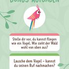 BONUS-AUFGABEN: Stelle dir vor, du kannst fliegen. Lausche dem Vogel. Illustration eines bunten Vogels auf grünem Hintergrund.
