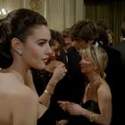 Eine elegante Veranstaltung, gut gekleidete Menschen in Abendgarderobe unterhalten sich, Kerzenlicht erhellt den Raum.