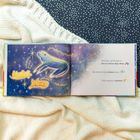 Texte: "And that, my friends, is the art of how dogs sleep. But what do they dream about? That remains a mystery."

Illustration zeigt träumende Hunde in einem sternenreichen Nachthimmel.