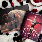 „Sable Sorensen: Dire Bound - A Wolves of Ruin Novel“. Ein Buch mit einem Schwert und einer Illustration eines Paares.