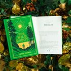 „THE WILD ROBOT“ von Peter Brown. Ein grünes Buchcover mit Wald und Sonne. Offenes Buch zeigt "CHAPTER 1 THE OCEAN".