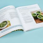 Links "Chimichurri-Style Sauce", rechts "Rustic Kale Pesto". Rezepte mit grünen Pasten und Bildern der fertigen Saucen.