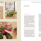 Texte: "Process", "Step 1: Prep vessel", "Step 2: Build base of greenery and texture", "Step 3: Add secondary flowers".

Linke Seite zeigt drei Fotos:
1. Ein Plastikbehälter mit Maschendraht.
2. Ein Blumenarrangement vor einem großen Fenster.
3. Hände, die Blumen in einem großen Arrangement anordnen.