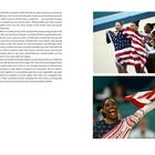 Text: Die USA Gymnastik-Frauen feiern ihre Goldmedaille. Oben: Team mit US-Flagge. Unten: Frau jubelt mit Flagge.