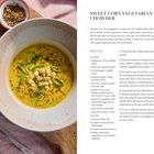 "SWEET CORN VEGETARIAN CHOWDER" Rezepttext. Links Schüssel mit gelber Suppe, Frühlingszwiebeln, Brot.