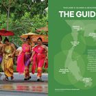 Links: Vier Frauen in traditioneller thailändischer Kleidung mit bunten Schirmen. Rechts: Text über Reiseführer zu Thailands Stränden und Inseln.