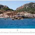 "Insel Krk", Septemberkalender, felsige Küste, blaues Meer, bewachsene Hügel im Hintergrund.