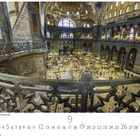 Istanbul, Hagia Sophia Innenansicht. Blick auf prächtigen Innenraum, großes Kuppeldach, dekorative Geländer, Besucher unten.