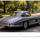 Mercedes 300 SL, Monatskalender mit dem Datum 9 hervorgehoben, graues Auto auf einer von Bäumen gesäumten Straße.