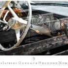 Barockengel Innenraum. Kalender-Sep. Beige Lenkrad und Amaturenbrett eines klassischen Autos, mehrere runde Anzeigen sichtbar.