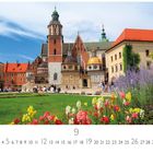 Text: Krakau, 9. 

Kalenderfoto eines Schlosses mit Blumenbeet im Vordergrund und blauem Himmel.