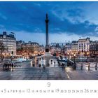 Trafalgar Square bei Dämmerung: beleuchtete Gebäude und der hohe Nelson’s Column dominieren den Platz mit Menschen und Brunnen.