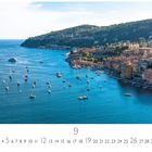Villefranche-sur-Mer, Kalenderblatt für September. Küste mit Segelbooten und bunten Häusern am Wasser.