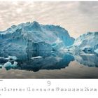 "Eisberg spiegelt sich im Meer." Ein großer Eisberg im ruhigen Wasser, umgeben von kleineren Eisschollen, Himmel leicht bewölkt.