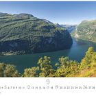 Text: Geirangerfjord, 9, CASARES EDITION. 
Beschreibung: Grüner Fjord mit steilen Bergen, klarem Himmel im Hintergrund.