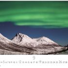 "Polarlicht", eine schneebedeckte Berglandschaft vor grünem Nordlicht, darunter Kalendertage und "CASARES EDITION".