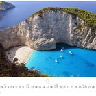 Zakínthos, Strand. Unten Kalender: 5. bis 30. September. Oben Bucht mit klarem Wasser und Booten unter steilen Klippen.