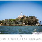 Alcatraz, Monatszahlen 1 bis 30, Casares Edition. Insel mit historischer Gebäudestruktur im Wasser, blauer Himmel.