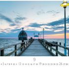 Seebrücke Zinnowitz. Pier bei Sonnenuntergang mit Laternen, Meer und wolkigem Himmel im Hintergrund. Kalenderblatt für September.