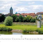 Text: "Schweinfurt, Mainpromenade". Eine Skulptur auf einer Wiese mit Fluss und historischen Gebäuden im Hintergrund.