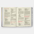 Avocado, Kiwi und Koriander. Rezeptanweisungen in schwarzem und rotem Text auf beigen Seiten eines aufgeschlagenen Buches.