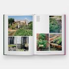 Links oben Text über Gartenarbeit. Fotos von Gemüsebeeten, Schildern mit "Swiss Chard" und "Fava" im Garten.