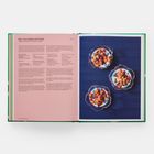 "Blue Sago Pudding with Mango" ist der Titel. Es zeigt drei Schalen mit buntem Pudding auf blauem Untergrund.