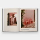 Links: "Doorway leads to balcony in Oaxaca"; Rechts: Rosa Stühle vor rosa Wand und Fliesenboden, umgeben von Pflanzen.