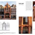 THE LADY AMSTERDAM NIEDERLANDE. Eine hohe Fassade aus roten Ziegeln mit spitzem Giebel und großen Fenstern dominiert das Straßenbild.