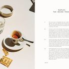 NAPLES: THE INSIDE TRACK. Ein Glas Wasser, Espressotasse, Aschenbecher und Zuckerpäckchen auf einem Tisch.