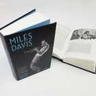 MILES DAVIS Sound eines Lebens. Ein Buch neben einem geöffneten Buch; Miles Davis spielt Trompete.
