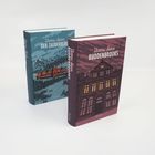 Zwei Bücher von Thomas Mann: "Der Zauberberg" mit Berglandschaft und "Buddenbrooks" mit Gebäudefassade auf dem Cover.