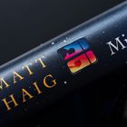 „Die Mitternachtsreise“ steht in weißem Text, umgeben von Sternen, einem Mond und einer blauen Katze als Illustration.