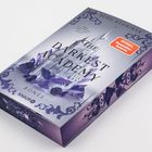 "The Darkest Academy", "Bones". Oben ist eine Burg, violette Rosen und Raben zieren das Cover mit verschnörkelten Mustern.
