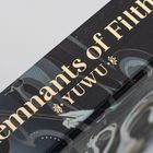 Text: "Remnants of Filth YUWU". Eine Buchkante mit floralem Schmuck in dunklen Farbtönen.