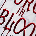 "Mein Blut wird dein Verderben sein." Rote, dekorative Buchstaben vor hellem Hintergrund mit stilisiertem Schloss.