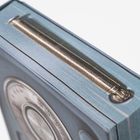 Ein Buchrücken imitiert eine alte Radiokiste, Detailansicht mit Metallgriff und Skala, Dezentes Retro-Design.