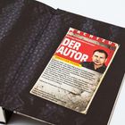 Ein Buchdeckel mit einem Zettel, darauf steht: "Wichtige Reiseinformationen: DER AUTOR Sebastian Fitzek."
