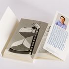 Text über Chris Guillebeau und seine Reisen. Illustration: Figur auf Leiter neben Sanduhr.