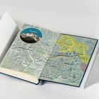 Text: „Anfahrt mit dem Auto“, „Rückweg zu Fuß“, „Broad Peak“. Eine Karte mit Routen und einer Illustration des Broad Peak.