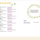 "Wir fahren mit dem Trecker", ab 3 Jahren. Liedtext mit Bewegungsanweisungen. Kreis aus Blättern und Blumen. Seitenzahl 42-43.