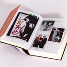 Ein aufgeschlagenes Buch zeigt eine "Cabaret"-Werbung und Fotos von Personen mit Namen wie Mxolisi Spay und James McCarthy.