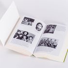 Offenes Buch mit Schwarz-Weiß-Fotos von Menschen und begleitenden Texten auf den Seiten.