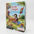 Titel: „Bei den 7 Zwergen“. Illustration: Schneewittchen sitzt mit Tieren, umgeben von Zwergen unter einem Baum.