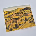 Text fehlt. Illustration einer großen Schlossanlage mit Türmen, umgeben von Gärten, Feldern und Waldlandschaft.