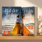 Buchtitel: "Ruf der Wellen" von Anna Jessen. Frau in gelbem Rock blickt aufs Meer. Stapel von Büchern.