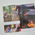 Texte beschreiben Risiken beim Kochen im Zelt, Effizienz eines Windschutzes und romantisches Kochen am offenen Feuer. Dazu Bilder von Camping, einem Kochtopf, und einer Person am Lagerfeuer.