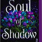 „Soul of Shadow“ von Emma Noyes. „Nur seine Dunkelheit holt sie ins Licht zurück.“ Lila Beeren und Blätter auf schwarzem Hintergrund.